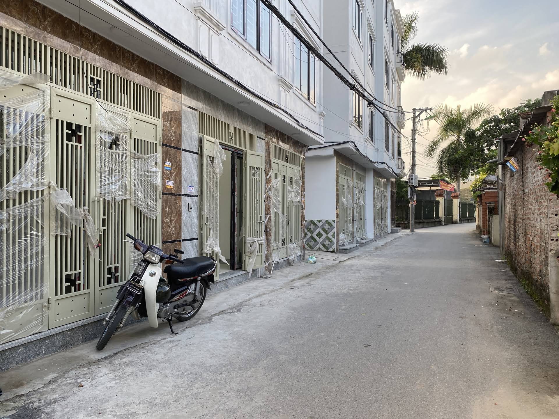 Hình ảnh Bán Nhà 4 Tầng Mới Xây Chắc Chắn Mặt Trục Chính An Thắng Biên Giang Trục Kinh Doanh Sầm Uất Tại Thị Trường Bất Động Sản Chương Mỹ 